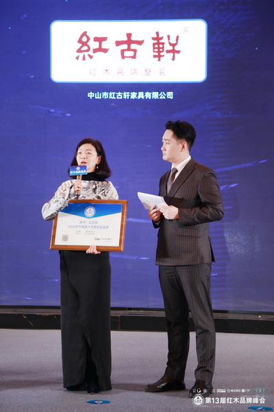 红古轩营销总监杨晶（左）接受中央电视台主持人采访
