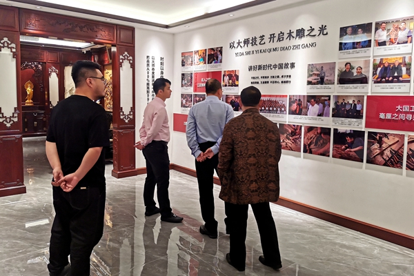 周京南研究员参观鸿庭轩品牌文化长廊