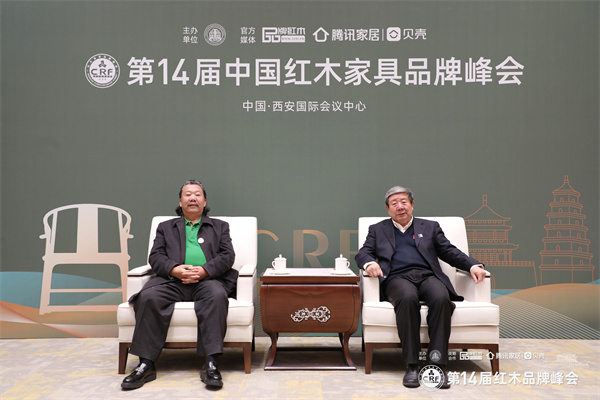 中装传奇品牌创始人、中国传统工艺大师金彪云（左）与国家文物局原常务副局长张柏（右）合影留念