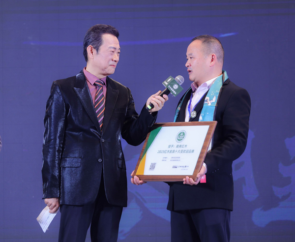 雅典红木董事长包海深（右）在领奖台上接受央视主持人赵保乐（左）的访问